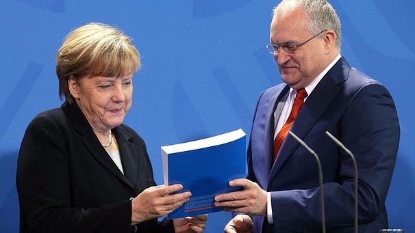 Christoph Schmidt übergibt Angela Merkel das Jahresgutachten | Bild: picture-alliance/dpa