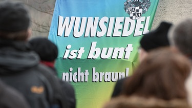 Ein Transparent mit der Aufschrift «Wunsiedel ist bunt nicht braun!» hängt am 16.11.2013 während einer Protestveranstaltung gegen einen Neonazi-Aufmarsch in Wunsiedel an einer Mauer.  | Bild: picture-alliance/dpa