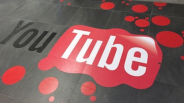 Youtube-Logo im Google-Standort in Zürich | Bild: pa/dpa/Jenny Tobien