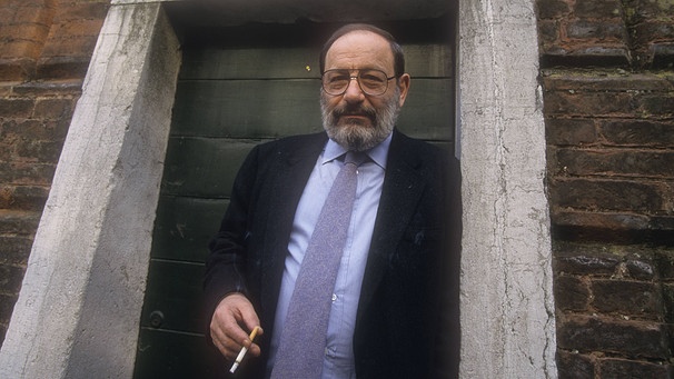 Umberto Eco steht in einem Türrahmen und raucht eine Zigarette | Bild: imago 