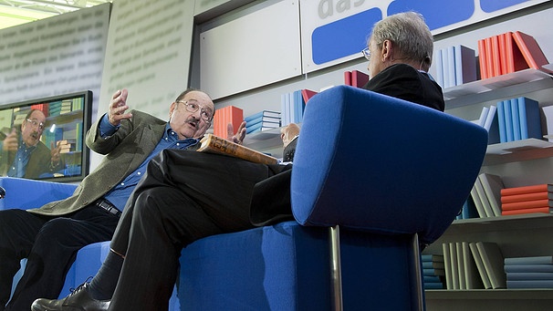 Umberto ECO mit Wolfgang HERLES auf dem blauen Sofa auf der Frankfurter Buchmesse 2011 | Bild: imago 