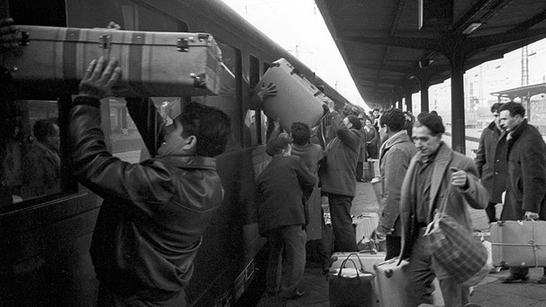 Spanische Gastarbeiter laden ihr Gepäck in einen Zug | Bild: picture-alliance/dpa