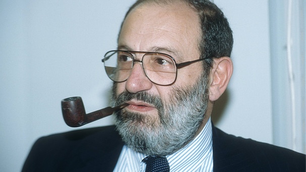 Umberto Eco im Jahre 1994 Pfeiffe rauchend | Bild: imago 