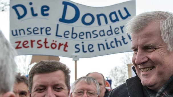 Ministerpräsident Horst Seehofer (CSU) vor einem Plakat "Die Donau, sere Lebensader, zestört sie nicht!" | Bild: picture-alliance/dpa