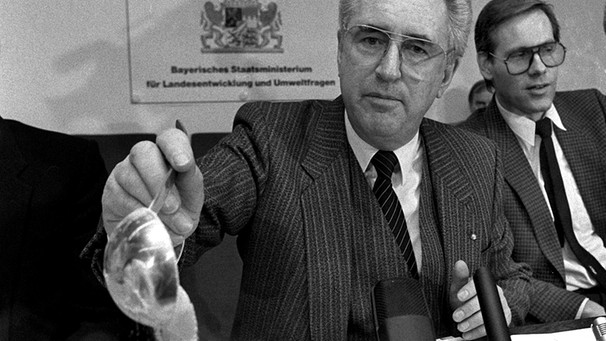 Umweltminister Alfred Dick 1987 mit radioaktiv verstrahltem Molkepulver: "Des tut mir nix." | Bild: picture-alliance/dpa