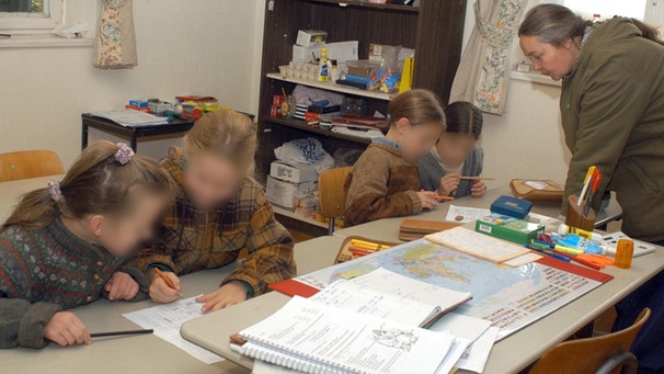 Kinder der "Zwölf Stämme" beim Unterricht (2002 in Klosterzimmern) | Bild: picture-alliance/dpa
