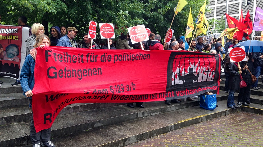 Demonstranten vor dem OLG München, wo der Prozess gegen türkische Kommunisten beginnt | Bild: BR/Daniel Knopp
