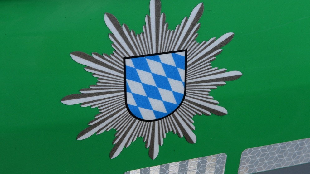 Junge Frau greift vier Polizisten an - Bayerischer Rundfunk