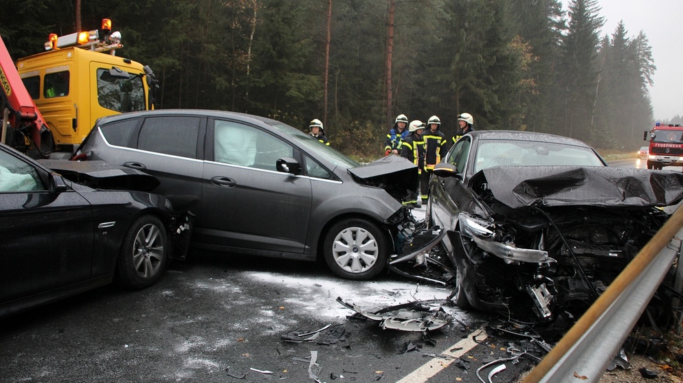 Unfall auf B470 bei Eschenbach: Drei Leichtverletzte, drei Mal Totalschaden - Bayerischer Rundfunk