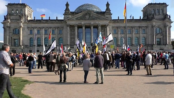 Demonstration der Reichsbürger vor dem Reichstag in Berlin im Oktober 2014 | Bild: BR