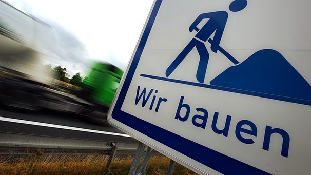Ein Baustellen-Hinweisschild an einer Autobahn-Baustelle | Bild: pa/dpa/Arno Burgi