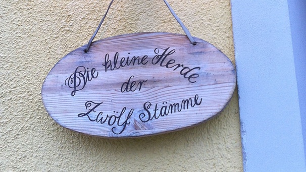 Schild "Die kleine Herde der Zwölf Stämme"   | Bild: BR Studio-Franken / Frank Strerath