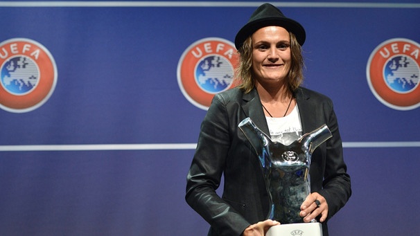 Auszeichnung für Nadine Angerer: Europas Fußballerin des Jahres 2013 | Bild: picture-alliance/dpa