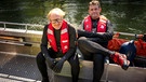 Von links: Simon Schwarz und Sebastian Bezzel im Rettungsboot der Wasserwacht Landshut. | Bild: BR/Film Five GmbH/Ralf Wilschewski