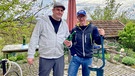 Sebastian Bezzel (l.) und Simon Schwarz auf dem Weingut von Familie Luttner in Wörth an der Donau | Bild: BR / Film Five GmbH / Matthias Schrauff