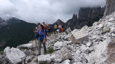 Die Schüler auf ihrer letzten Etappe ihrer Klassenreise zu Fuß über die Alpen nach Venedig | Bild: BR / Tittel & Knilli Filmproduktion