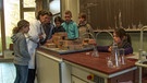 Die Schüler und ihre Lehrerin beim Unterricht im Labor | Bild: BR / Tittel & Knilli Filmproduktion