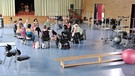 Albert Scharf (Florian Stetter) überredet seine Klasse zu einem Theaterstück | Bild: BR/Caroline Scharff