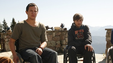 Memme, Michel und Stefan sitzen nebeneinander im Rollstuhl | Bild: BR/Erika Hauri