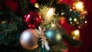 Symolbild Weihnachten: Ast eines geschmückten Weihnachtsbaums | Bild: picture-alliance/dpa/Rolf Vennenbernd