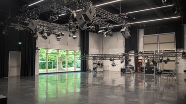 Das neue Studio Franken auf dem Gelände von BR Franken in Nürnberg wird künftig als
Produktionsort für TV, Radio und Online, als Veranstaltungs- oder Konferenzsaal genutzt.  | Bild: BR/Kolibius