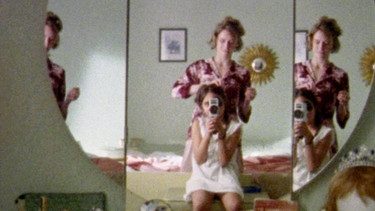Die kleine Kimia (Sara Spaeth) filmt wie ihre Mutter Hanna (Pia-Michaela Barucki) ihr die Haare flechtet. | Bild: BR/Gute Zeit Film/Philipp Link