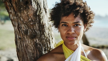 Die schöne Numa Imani (Cynthia Micas) am Strand in Afrika. | Bild: BR/Roxy Film GmbH/Marco Nagel