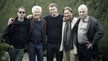 Die Kommissare bei den Dreharbeiten mit Regisseur Thomas Stiller (links) und Produzent Michael Polle (Mitte). | Bild: BR/Hagen Keller