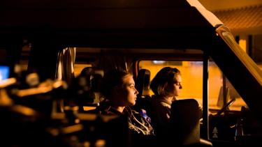 Anna (Jeanne Goursaud) und Sophie (Vanessa Loibl) im Auto in Peniche. | Bild: BR/le geek/Alexander Mueller