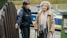 Von links: Bessie Eyckhoff (Verena Altenberger) bringt Frau Schrödinger (Ilse Neubauer) von der Polizeiwache nach Hause. | Bild: BR/Geißendörfer Pictures/Hendrik Heiden