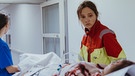 Rettungssanitäterin Sarah Kant (Marta Kizyma) im Schockraum. | Bild: BR/Amalia Film und Dragonbird Films/Sabine Finger