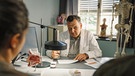 Der Arzt (Gerhard Wittmann) schaut Frank (Michael A. Grimm) bezüglich seines Gesundheitsstandes skeptisch an. | Bild: BR/die film gmbh/Hendrik Heiden