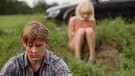 Benny (Max von der Groeben) sitzt geschockt und mit blutverschmiertem Gesicht im Gras, im Hintergrund Mia Petrescu (Mercedes Müller). | Bild: BR/Regina Recht