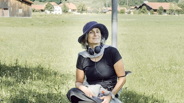 Regisseurin Maris Pfeiffer bei den Dreharbeiten. | Bild: BR/Roxy Film GmbH/Hendrik Heiden