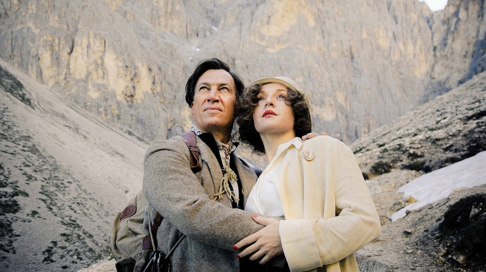 Luis Trenker (Tobias Moretti) und Leni Riefenstahl (Brigitte Hobmeier) bewundern das Bergpanorama. | Bild: BR/Roxy Film/Christian Hartmann
