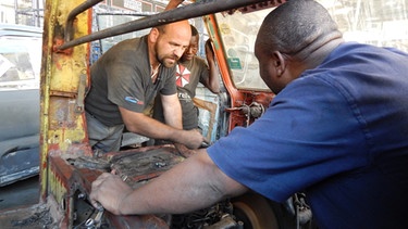 Niederbayerische Automechaniker in Afrika: Tauscharbeiter Franz-Xaver in der kenianischen Autowerkstatt | Bild: BR/Constantin Entertainment