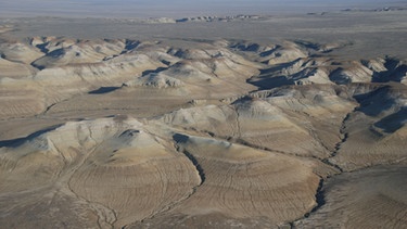 Weiter geht die Expedition quer durch Zentralasien. Im Bild: Luftaufnahme einer Wüste in Zentralasien. | Bild: BR