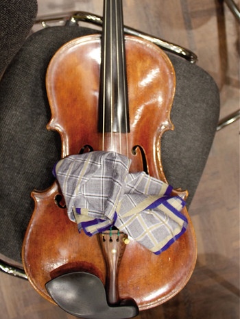 Geige auf Probenstuhl mit Tuch | Bild: Horncastle-Verlag