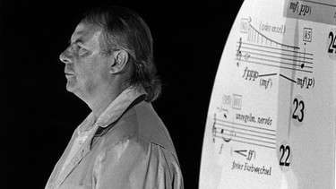 Karlheinz Stockhausen vor überdimensioniertem Notenblatt | Bild: BR/Stockhausenstiftung