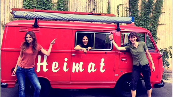 Die drei Autorinnen Irina Hanft, Alexandra Brückner, Christina Haas (v.l.n.r.) vor ihrem Feuerwehrbus | Bild: BR