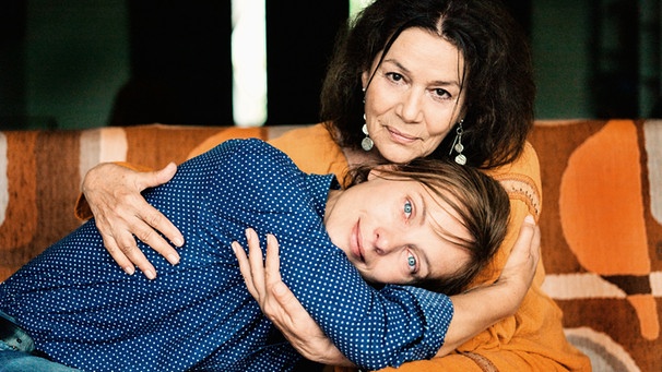 Filmszene aus "Alles inklusive"Apple (Nadja Uhl) und Ingrid (Hannelore Elsner) sind Mutter und Tochter. | Bild: BR/Olga Film GmbH/Mathias Bothor