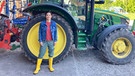 Ganz schön groß so ein Traktorreifen. Mit etwas über 1 Meter 60 ist Anna nur eine Haaresspitze größer. | Bild: BR/Text und Bild Medienproduktion GmbH & Co. KG