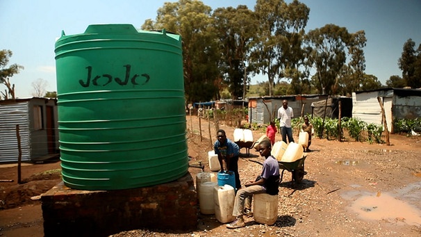 Vielerorts muss Wasser noch in die Häuser getragen werden | Bild: WDR