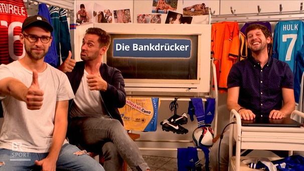 "Die Bankdrücker" Lukas Schönmüller, Florian Eckl und Oliver Wütscher (v.l.) vom Bayerischen Rundfunk laden ab 18. August 2017 auf Facebook zum Live-Talk über die Bundesliga | Bild: BR