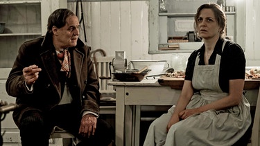 Josef Bierbichler und Martina Gedeck in einer Szene des Films "Zwei Herren im Anzug" | Bild: Gordon Mühle, BR; X Verleih AG