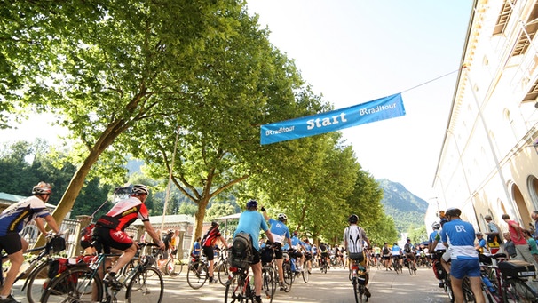 Start einer Etappe auf der BR-Radltour 2014 | Bild: BR / Gerhard Blank