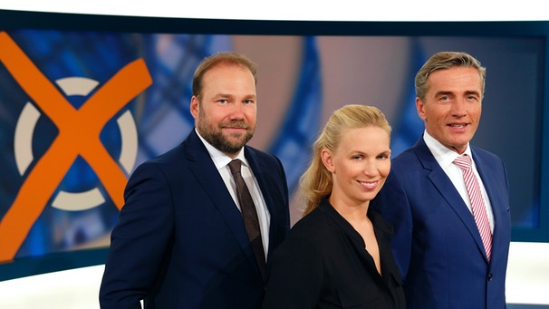 Moderieren die Bundestagswahl im BR Fernsehen (von links): Andreas Bachmann, Franziska Storz und Stefan Scheider. | Bild: BR/ Judith Häusler