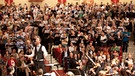 Probenarbeit mit 1500 Sängerinnen und Sängern | Bild: BR