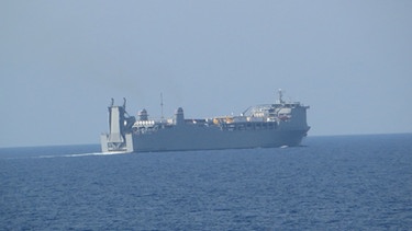 Cape Ray, ein Spezialschiff der US-Regierung, im offenen Meer | Bild: BR