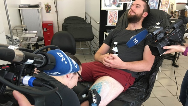 Tätowierer Nik sticht zum ersten Mal jemandem ein Tattoo | Bild: BR